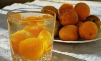 Abrikozencompote is klaar voor de winter! Als het zover is, open je het blikje en geniet je van een geurig en heerlijk zelfgemaakt drankje!