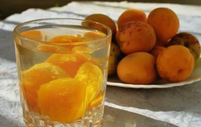 Abrikozencompote voor de winter