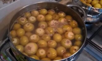 Cum se prepară compot de pere pentru iarnă într-un borcan de 3 litri? Spălați perele și tăiați tulpinile. Se pun fructele intr-o cratita potrivita, se umplu cu apa, se pun pe foc si se fierb 10-15 minute. După aceasta, scoateți perele din apa clocotită folosind o lingură cu fantă.