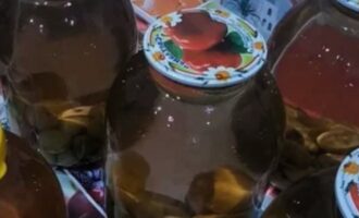 Puneți perele pregătite într-un borcan sterilizat, turnați peste ele apă clocotită și lăsați timp de 30 de minute.