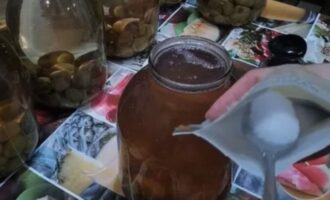 Turnați siropul fierbinte într-un borcan de pere, adăugați acid citric acolo. 