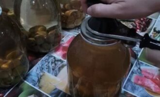 Folosind o cheie specială, rulați borcanul de compot cu un capac sterilizat. Răciți piesa de prelucrat la temperatura camerei, apoi depozitați-o într-un loc răcoros.