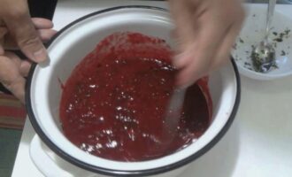 Pagsamahin ang plum puree na may mga seasonings, herbs, paminta at bawang, magdagdag ng asin at asukal, at ihalo nang mabuti. Upang makakuha ng isang homogenous consistency, maaari mong gilingin ang masa gamit ang isang blender. Ilipat ang pinaghalong plum sa isang kasirola, ilagay sa katamtamang init, pakuluan at lutuin ng 5-7 minuto.