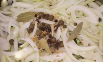 เพิ่มเครื่องเทศลงในชาม: เมล็ดมัสตาร์ด, ออลสไปซ์, ผักชี, กานพลู, ใบกระวาน, น้ำส้มสายชูและกระเทียม
