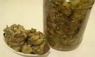 Într-un recipient convenabil, amestecați mărar, vinete și ulei de floarea soarelui.Pune salata în borcane uscate sterilizate, sigilează-le ermetic și păstrează-le la frigider.