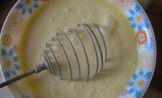 En un bol a part, bateu els ous i la crema agra. Ratlleu el formatge en un ratllador gruixut.