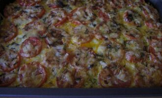 Unteu una safata de forn amb oli, poseu-hi la meitat del carbassó al fons i formeu-ne una capa. A continuació, estireu la carn picada, niveleu-la per tota la superfície. Torneu a col·locar els carbassons, repartiu-hi els tomàquets uniformement, aboqueu-hi la barreja de crema d'ou i espolseu-hi formatge per sobre. Col·loqueu la cassola amb la preparació al forn preescalfat a 180 graus i coure durant 30-35 minuts. El plat acabat es pot ruixar amb herbes picades si es desitja.