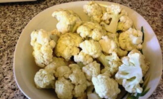Paano magluto ng cauliflower sa batter sa isang kawali? Ihanda natin ang cauliflower - dapat itong hugasan, tuyo at nahahati sa mga medium-sized na inflorescences. 