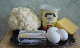 Paano masarap maghurno ng cauliflower sa oven? Kung ito ay nagyelo, hindi na kailangang ganap na i-defrost ito. Bilang isang patakaran, ang naturang repolyo ay nasa anyo na ng mga indibidwal na inflorescences - agad naming itatapon ang mga ito sa tubig na kumukulo para sa pagluluto. Kung ang gulay ay sariwa, pagkatapos ay lubusan na hugasan ang mga tinidor at alisin ang mas mababang mga dahon, kung mayroon man.