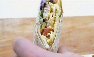 Vi tar ut shawarman ur ugnen, skär den på tvären med ett snett snitt och serverar omedelbart.