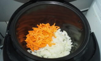 Đổ đầy dầu thực vật vào bát đa năng. Bày rau ra và bật chế độ Pilaf. Chiên trong 3-5 phút.