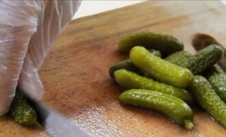 Krama lätt ur den inlagda gurkan ur saltlagen så att det inte blir för mycket fukt i shawarman. Skär dem i godtyckliga bitar. Det är bättre att välja små gurkor då de är krispigare och tätare.