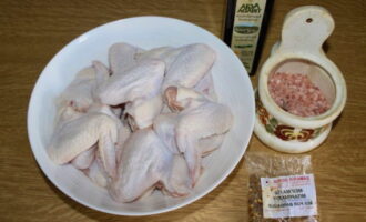 วิธีอบปีกไก่ในเตาอบอย่างโอชะ? ก่อนอื่นเราละลายปีกแล้วล้างออกใต้น้ำ