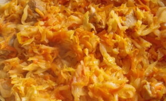 Barrejar-ho tot. Al principi pot semblar que no hi caben totes les cols. Si la mida de la paella no us permet afegir tot el volum de verdures alhora, afegiu-les per parts. Un parell de minuts després d'afegir la primera porció, la col disminueix notablement de volum; podeu afegir la següent porció. En guisar, també és important no afegir aigua, en cas contrari, el plat quedarà insaturat. Les verdures són força sucoses i alliberen prou líquid juntament amb la carn perquè la massa no es cremi i es torni suau. Després d'afegir la col, deixeu-ho coure a foc lent durant vint o trenta minuts. Les fibres de carn i la col s'han d'estovar.