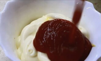 Förbered såsen i en separat behållare för smörjning av pitabrödet. Blanda majonnäs, ketchup och senap till en slät smet.