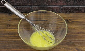 Hur lagar man nötter med kondenserad mjölk i en nötmaskin på gas enligt det klassiska receptet? Vispa äggen, en nypa salt och socker tills det bildar ett lätt skum. 