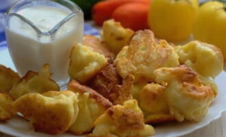 Ang malutong na cauliflower ay handa na! Ihain ang ulam bilang side dish o pampagana. 
