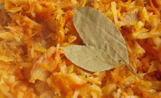 Cinc minuts abans de la cocció, afegiu sal al gust a la paella, així com grans de pebre negre i fulles de llorer. Després d'afegir les espècies, barregeu bé la massa i cobriu amb una tapa perquè l'aroma picant impregni cada peça.