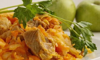 Després de la cocció, s'aconsella deixar reposar la col estofada entre deu i quinze minuts abans de servir-la. El plat es refredarà a una temperatura còmoda i es farà més ric. Es pot servir guarnit amb herbes fresques.