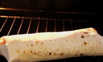 Placera den formade shawarman på ett galler och sätt i en ugn som är förvärmd till 220 grader på medelhög nivå i fem till sex minuter.
