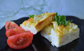 Hayaang lumamig nang bahagya ang ulam at gupitin ito sa mga bahagi nang direkta sa amag. Ihain ang inihurnong cauliflower na mainit, pinalamutian ng sariwang dahon ng damo.