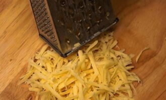 Paano magluto ng simple at masarap na tinapay na pita na may keso sa isang kawali para sa almusal? Grate ang matigas na keso sa isang magaspang na kudkuran. Maaaring gamitin ang anumang keso. Eksperimento at hanapin ang iyong perpektong recipe.