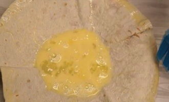 Gamit ang isang silicone brush, i-brush ang mga gilid ng pita bread na may pinalo na itlog.