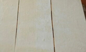 Cum să gătești cârnați în aluat foietaj la cuptor? Aluatul de foietaj finit trebuie dezghețat la temperatura camerei. Pentru a preveni ca aluatul să-și piardă structura stratificată, nu folosiți cuptorul sau cuptorul cu microunde pentru dezghețare. Când aluatul devine moale, întindeți-l într-un strat subțire.