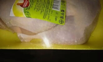 Paano magluto ng shawarma na may manok sa tinapay na pita sa bahay? Kunin ang kinakailangang dami ng karne ng manok. Sa pagkakataong ito gumamit ako ng mga binti ng manok.