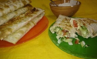 Ihain ang natapos na klasikong shawarma na may manok sa tinapay na pita. Bilang karagdagan, maaari mong ihain ang iyong paboritong sarsa.