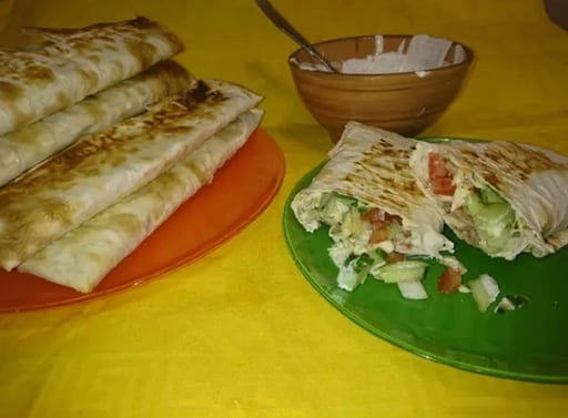 Shawarma na may manok sa lavash sa bahay
