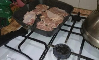 Init ang isang grill pan sa katamtamang init.Grasa na may kaunting langis ng gulay. Pagkatapos ay idagdag ang inihandang karne ng manok at iprito hanggang sa ginintuang kayumanggi, paminsan-minsan. Magdagdag ng pampalasa ng manok ayon sa panlasa. Pagkatapos ay ilagay sa isang plato at ganap na palamig.