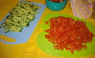 Hugasan nang maigi ang mga kamatis at pipino at tuyo. Gupitin ang mga kamatis sa medium cubes. Gupitin ang mga pipino sa manipis na piraso.