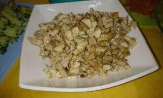 Gupitin ang piniritong karne ng manok sa mga medium cubes.