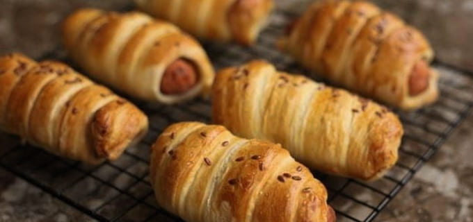 Cârnați în aluat foietaj la cuptor