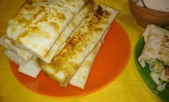 Painitin ang kawali kung saan pinirito ang karne ng manok at lagyan ng mantika ng kaunting langis ng gulay, ilagay ang shawarma seam sa gilid at iprito sa magkabilang panig hanggang sa ginintuang kayumanggi sa kaunting init.