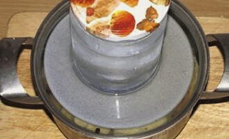 Chuyển nấm vào nước muối và nấu trong 15 phút. Sau đó lấy chảo ra khỏi bếp, thêm tỏi, cải ngựa và đặt lên trên với tải trọng không quá nặng. Đặt toàn bộ cấu trúc ở nơi lạnh, hầm, tầng hầm hoặc hành lang ngoài.