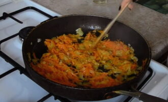Poseu una paella a foc moderat i escalfeu-hi l'oli vegetal. A continuació, sofregiu les verdures tallades fins que estiguin toves.