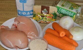 Pregătiți toate ingredientele necesare pentru a pregăti pilaf de pui într-un cuptor lent.