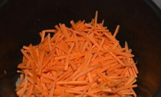 Spălați bine morcovii și apoi curățați-i de coajă folosind un curățător de legume. Tăiați morcovii decojiți fâșii subțiri și puneți în bolul aparatului cu ceapa prăjită, amestecați bine și prăjiți până se rumenesc.