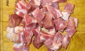 ล้างหมูให้สะอาดในน้ำเย็น จากนั้นซับให้แห้งด้วยกระดาษชำระ หั่นเนื้อที่เตรียมไว้เป็นชิ้นขนาดกลาง
