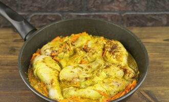 Đổ nửa cốc nước vào chảo và khuấy đều.