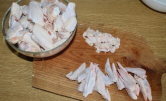 เทเครื่องปรุงรสไก่ตามจำนวนที่ต้องการลงในชามขนาดเล็ก เราเลือกตามรสนิยม