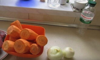 Hoe kook je heerlijke rundvleespilaf in een ketel? Schil de uien en spoel ze af onder koud stromend water. Was de wortels grondig en schil ze vervolgens met een dunschiller.