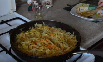 Després d'això, poseu les verdures prèviament fregides a la paella amb la col. Complementem el contingut de la paella amb els següents ingredients: sal, pebre mòlt, llorer. Cuini el plat a foc lent durant 15 minuts més, després de tapar la cassola amb una tapa.