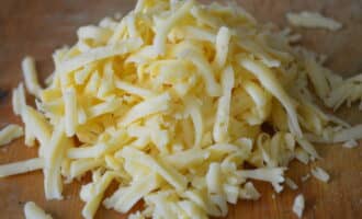 Grate ang hard cheese sa hard grater.