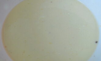Ibuhos ang cheese shavings sa pinaghalong egg-sour cream at ihalo.