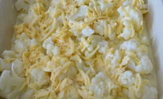 Ibuhos ang inihandang egg-cheese mixture sa ibabaw ng repolyo.
