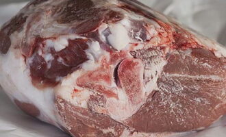 Cum să coaceți delicios un pulpă de miel suculentă la cuptor? Dacă carnea este de la congelator, decongelați-o în frigider, apoi scoateți-o și lăsați-o la temperatura camerei timp de o oră, altfel timpul de gătire trebuie mărit.