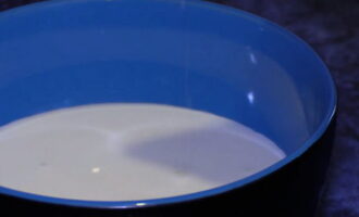 Om shoarmasaus thuis te bereiden, giet je kefir in een bak van geschikt formaat. Om shoarmasaus thuis te bereiden, giet je kefir in een bak van geschikt formaat.